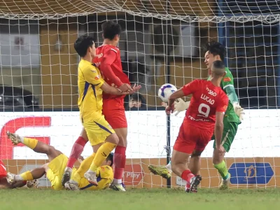 Cao Văn Bình ‘cứng đầu’ với HLV Văn Sỹ Sơn: Từ chối nghỉ ngơi, quyết tâm bắt chính cho SLNA