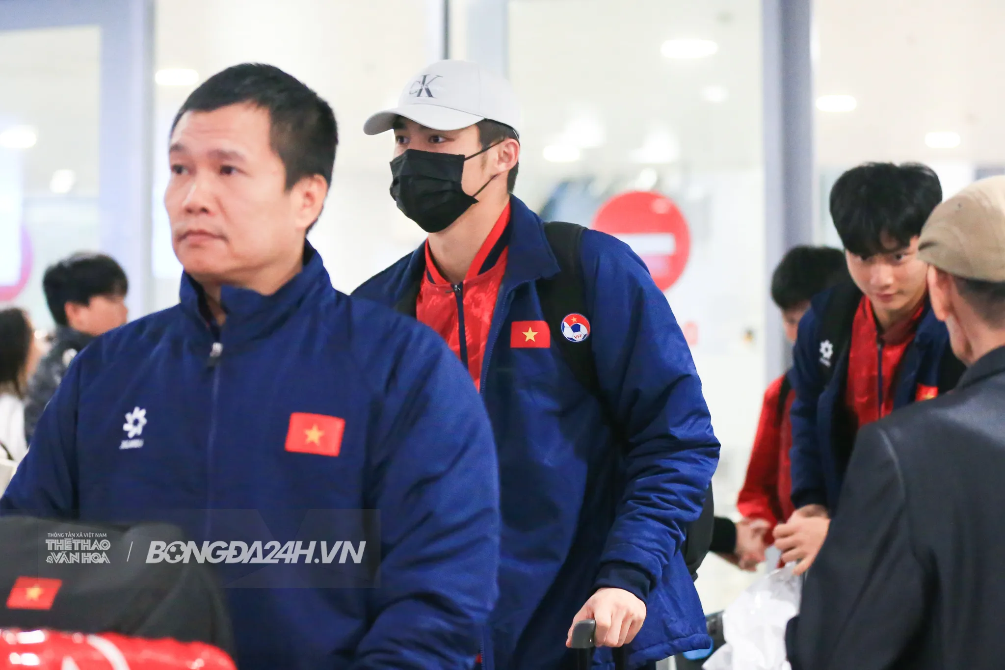 Cầu thủ U23 Việt Nam mệt mỏi tại sân bay