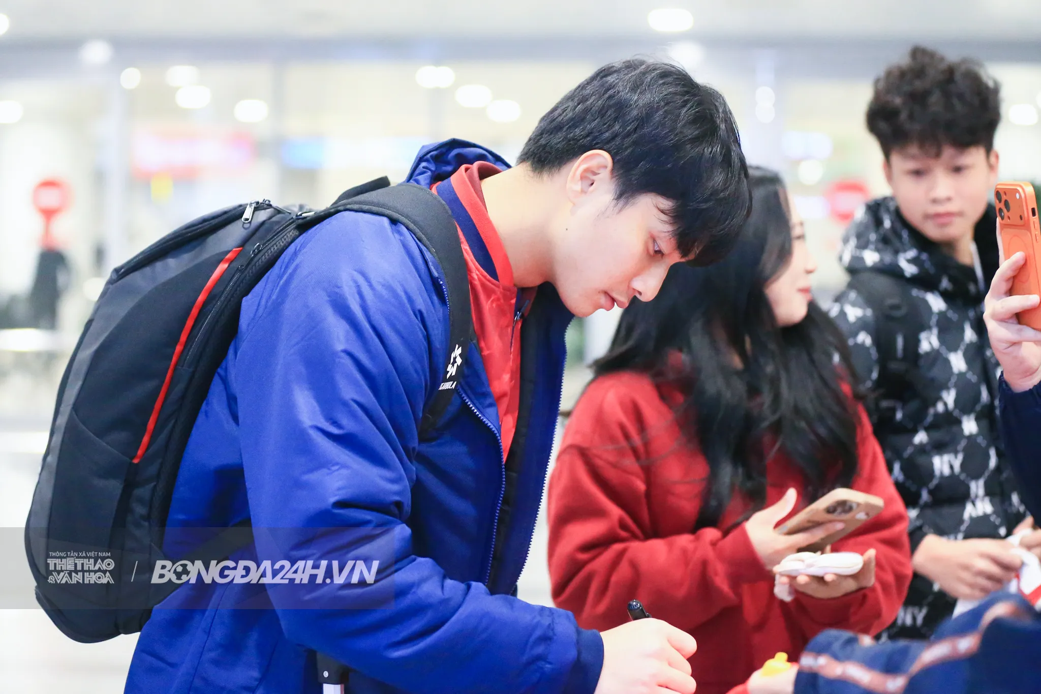 Thủ môn Cao Văn Bình ký tặng người hâm mộ