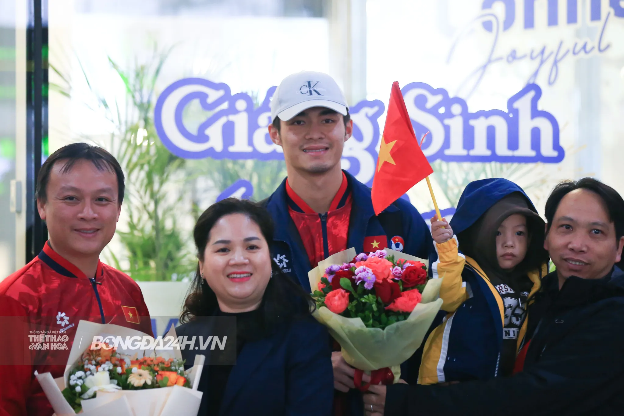 Toàn đội U23 Việt Nam trở về