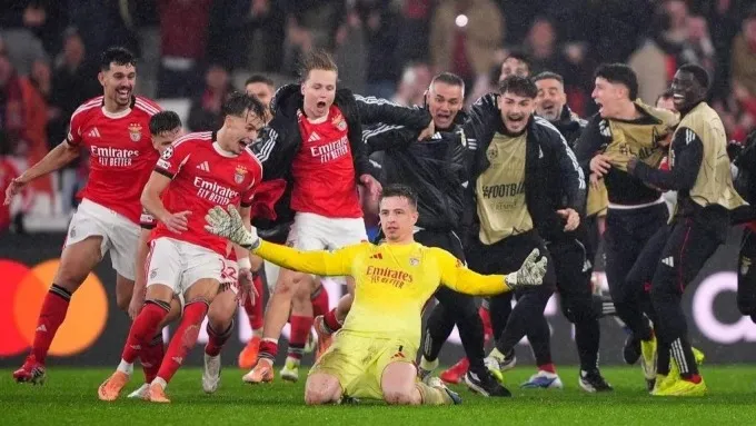 Thủ môn Anatoliy Trubin ghi bàn cho Benfica trước Real Madrid