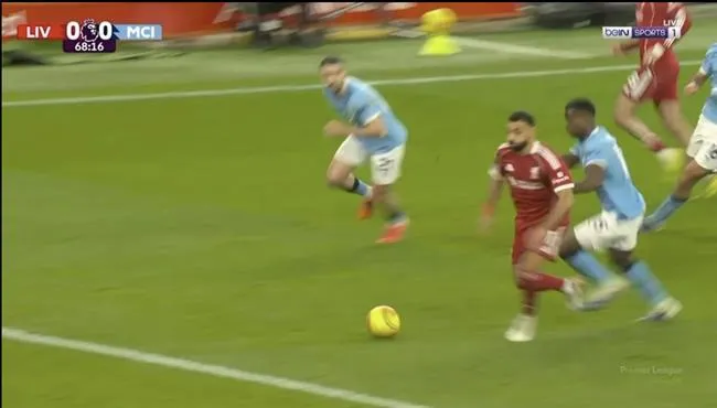 Guehi pham loi voi Mo Salah ngay ngoai vong cam nhung chi nhan the vang