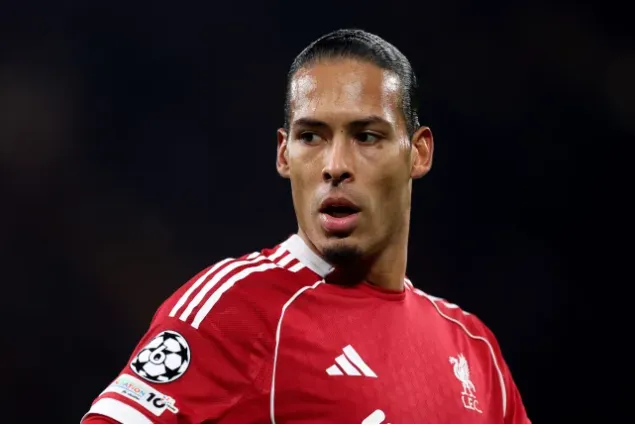 Virgil van Dijk trong mau ao Liverpool.