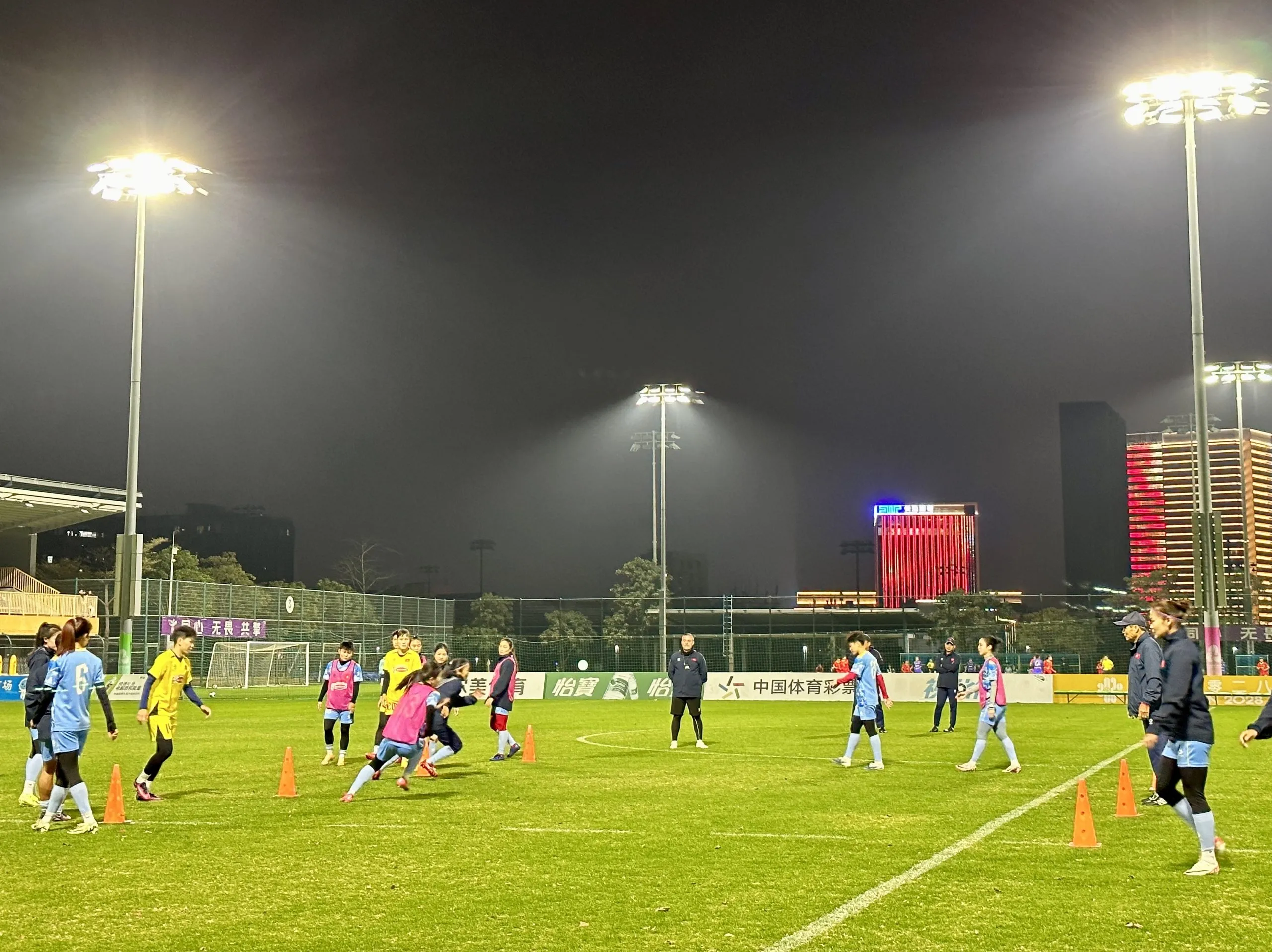 Đội tuyển nữ Việt Nam tập luyện tại Thâm Quyến chuẩn bị giao hữu với Trung Quốc