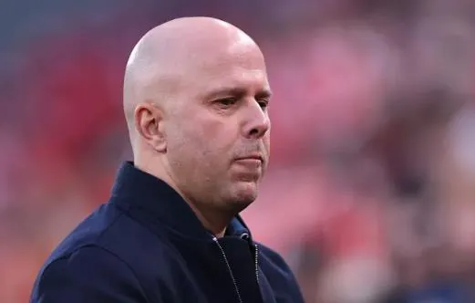 Arne Slot dap tra nhan dinh cua Wayne Rooney.